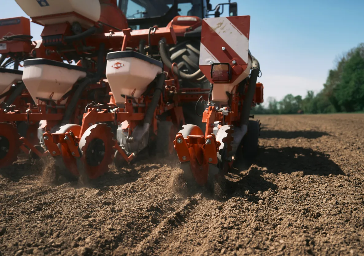 Nahaufnahme Traktor am Acker