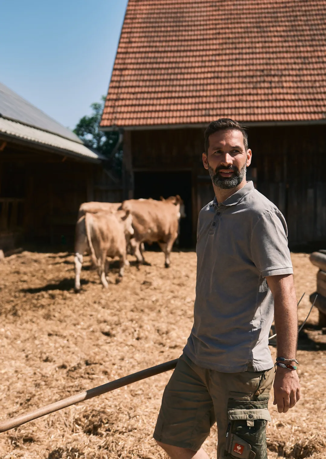 Portraitbild von Bernhard Winkler im Außenbereich seines Kuhstalls