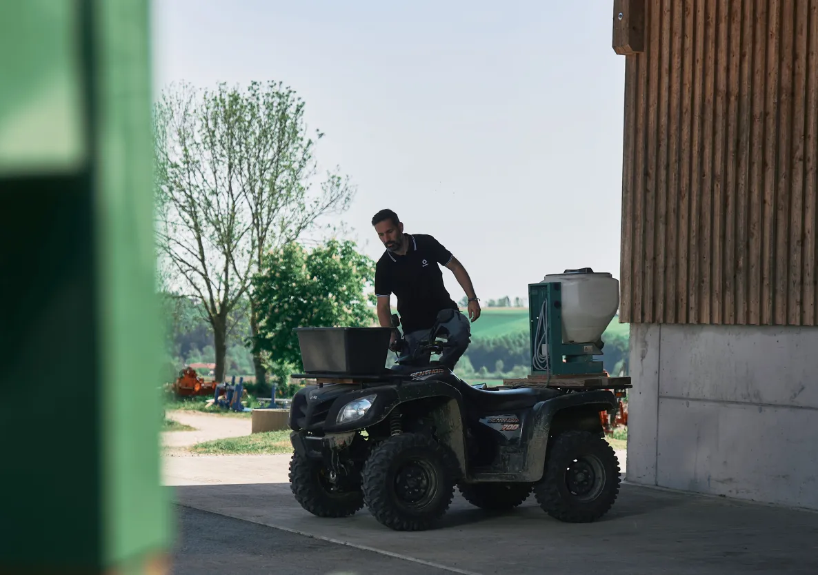 Bernhard Winkler steigt auf sein Arbeits-Quad