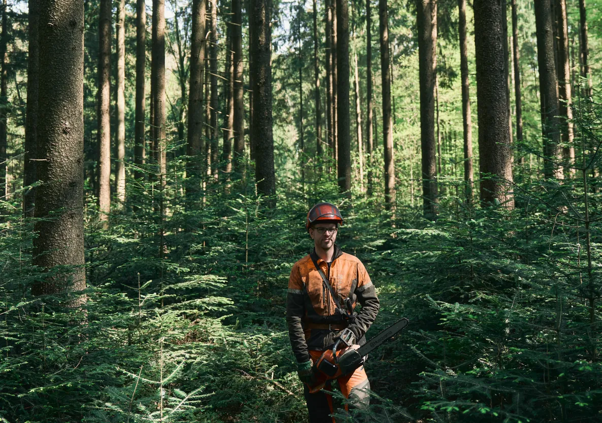 Forstwirt Stefan Achathaler im Wald