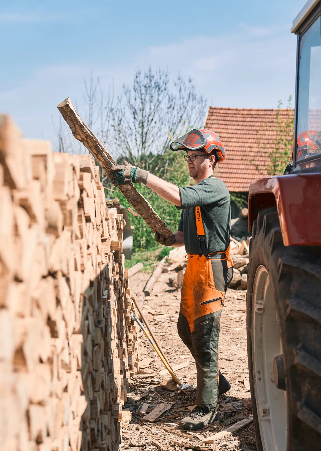 Forstwirt Stefan Achathaler beim Holzschlichten